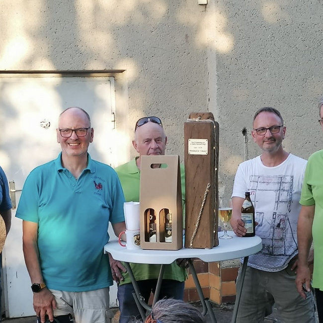 Zum Partnerschaftstreffen im Juni 2026 überreichten die Oberdiebacher Altbürgermeister Andreas Krämer und Bernhard Laudert ein Gastgeschenk