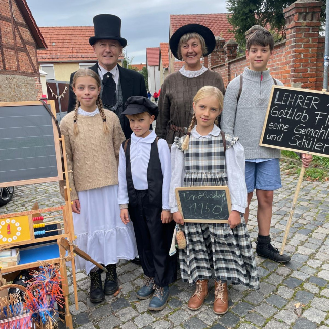 Auch im Festumzug: Schule damals