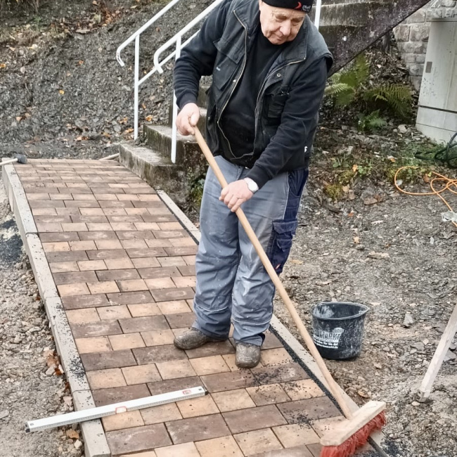 Weg zum Hochbehälter neu gepflastert